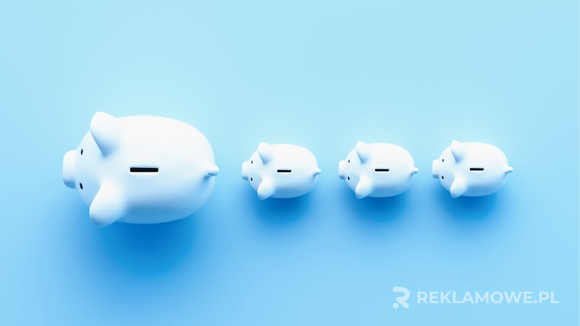 Stara reklamowa skarbonka na tle dokumentów