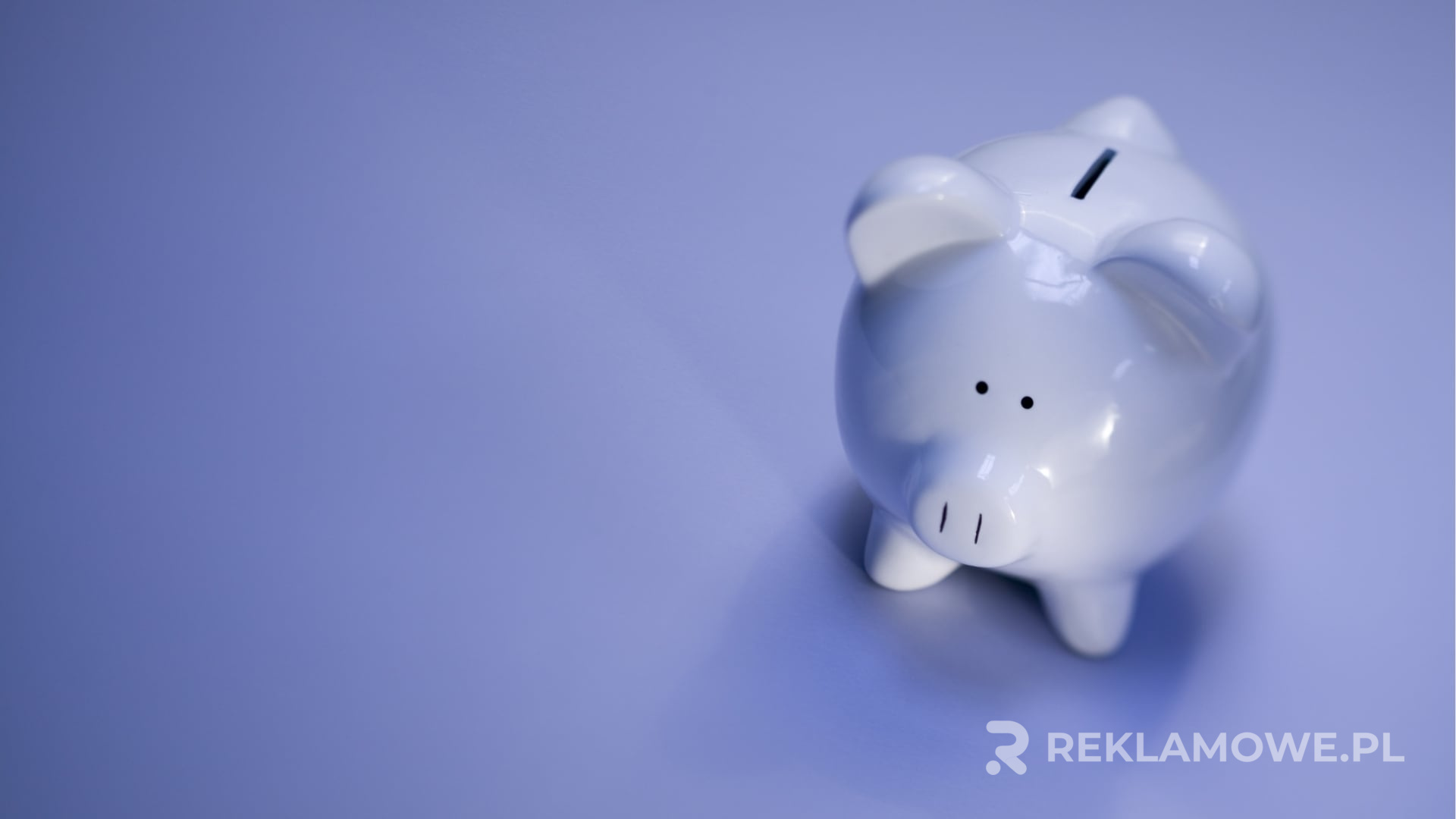 Promowanie oszczędzania dzięki skarbonkom reklamowym Skarbonka reklamowa na biurku