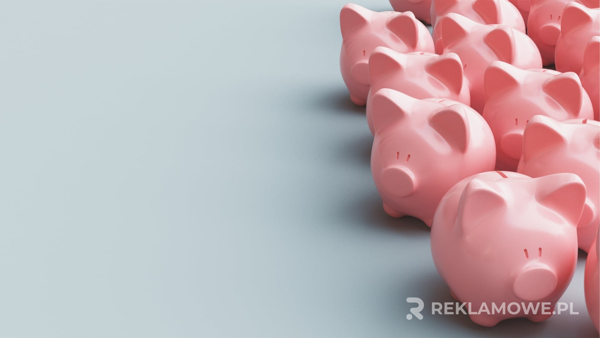 Skarbonka reklamowa premium na biurku