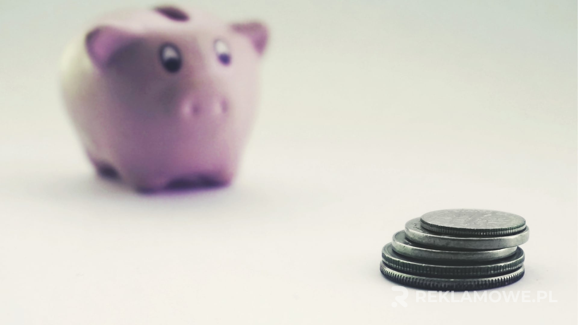 Skarbonki reklamowe jako sposób na team building Zespół pracowników budujący skarbonki reklamowe