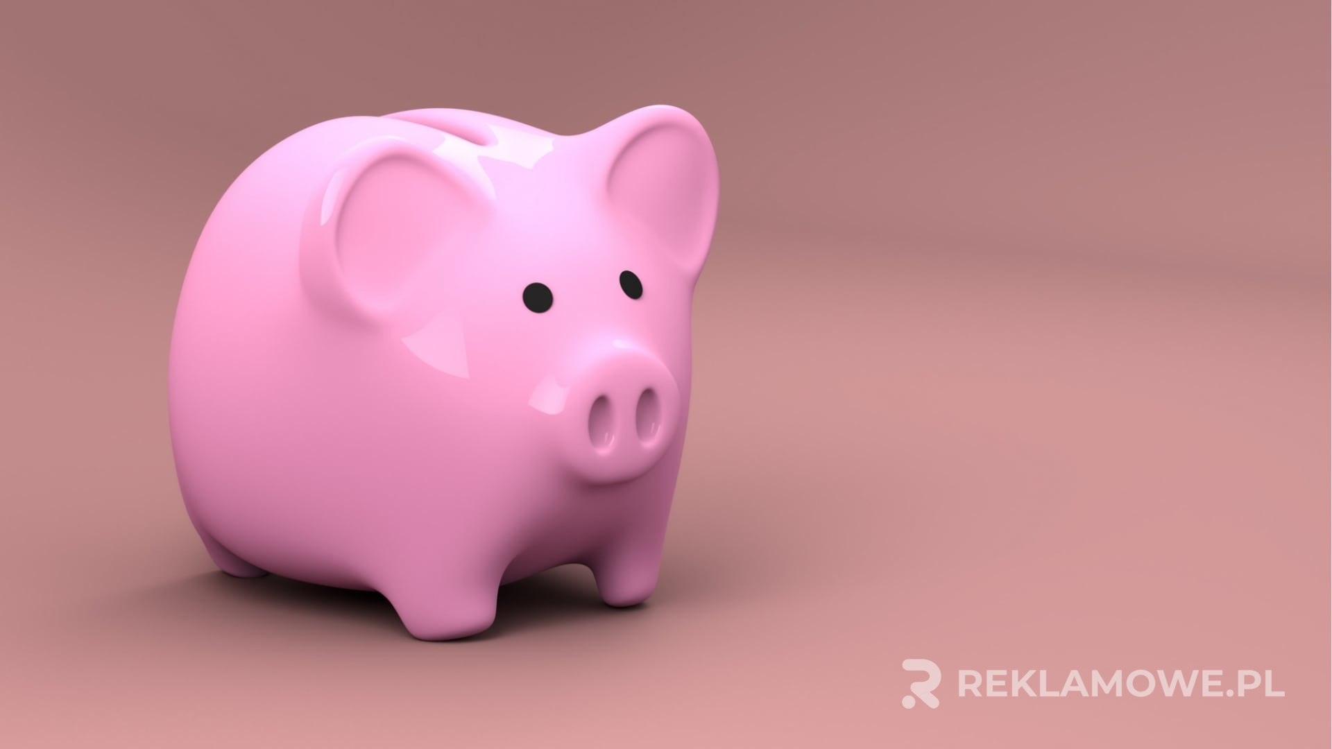 Skarbonki reklamowe na biurku w szkolnej klasie