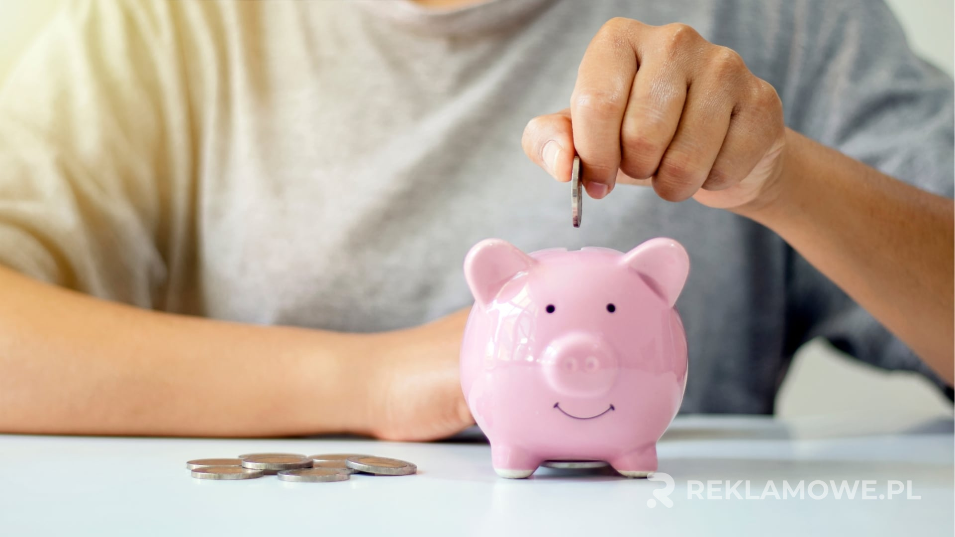 Zielona skarbonka reklamowa promująca ekologiczne wartości